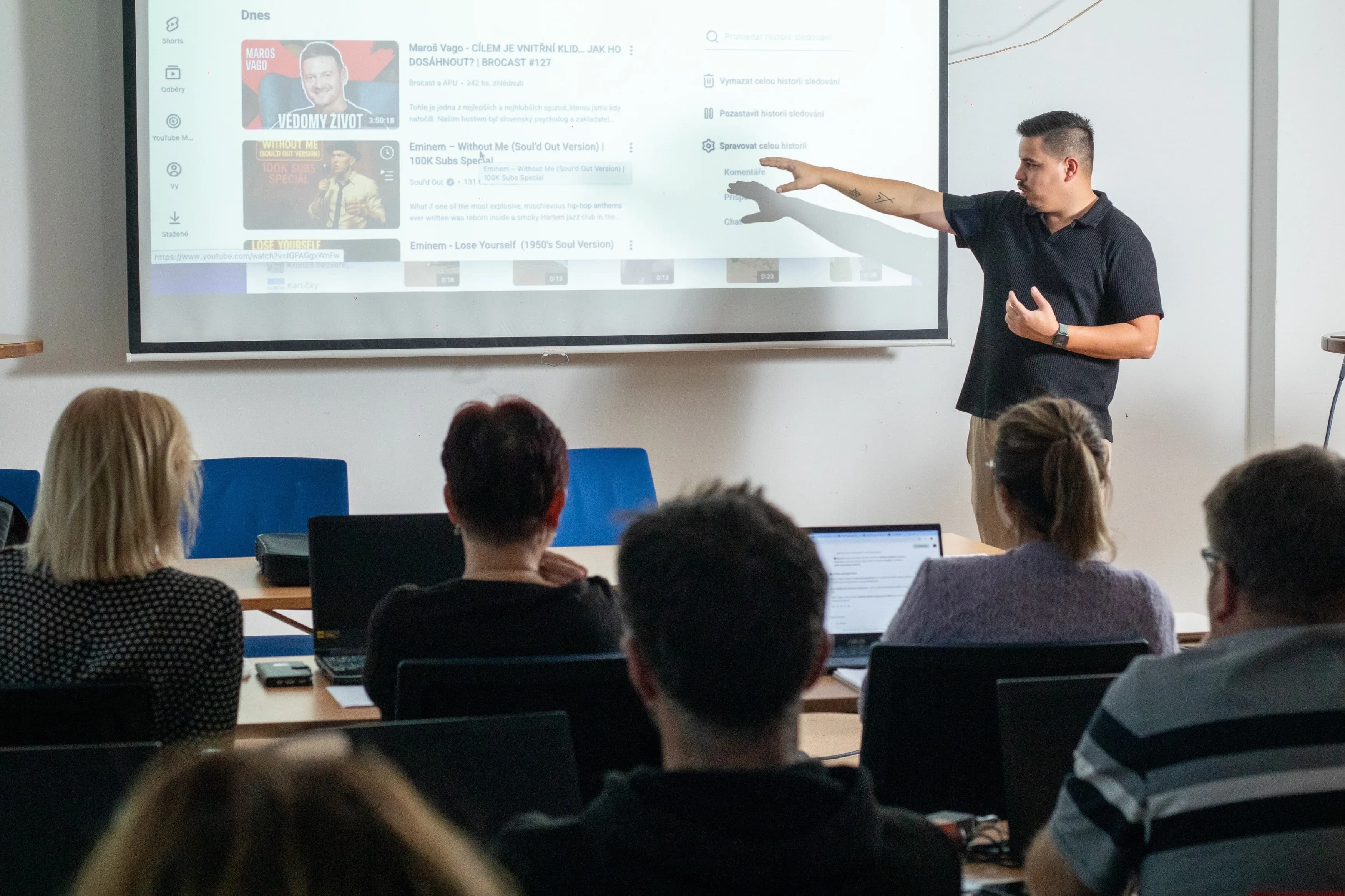 Diskuze účastníků během AI školení