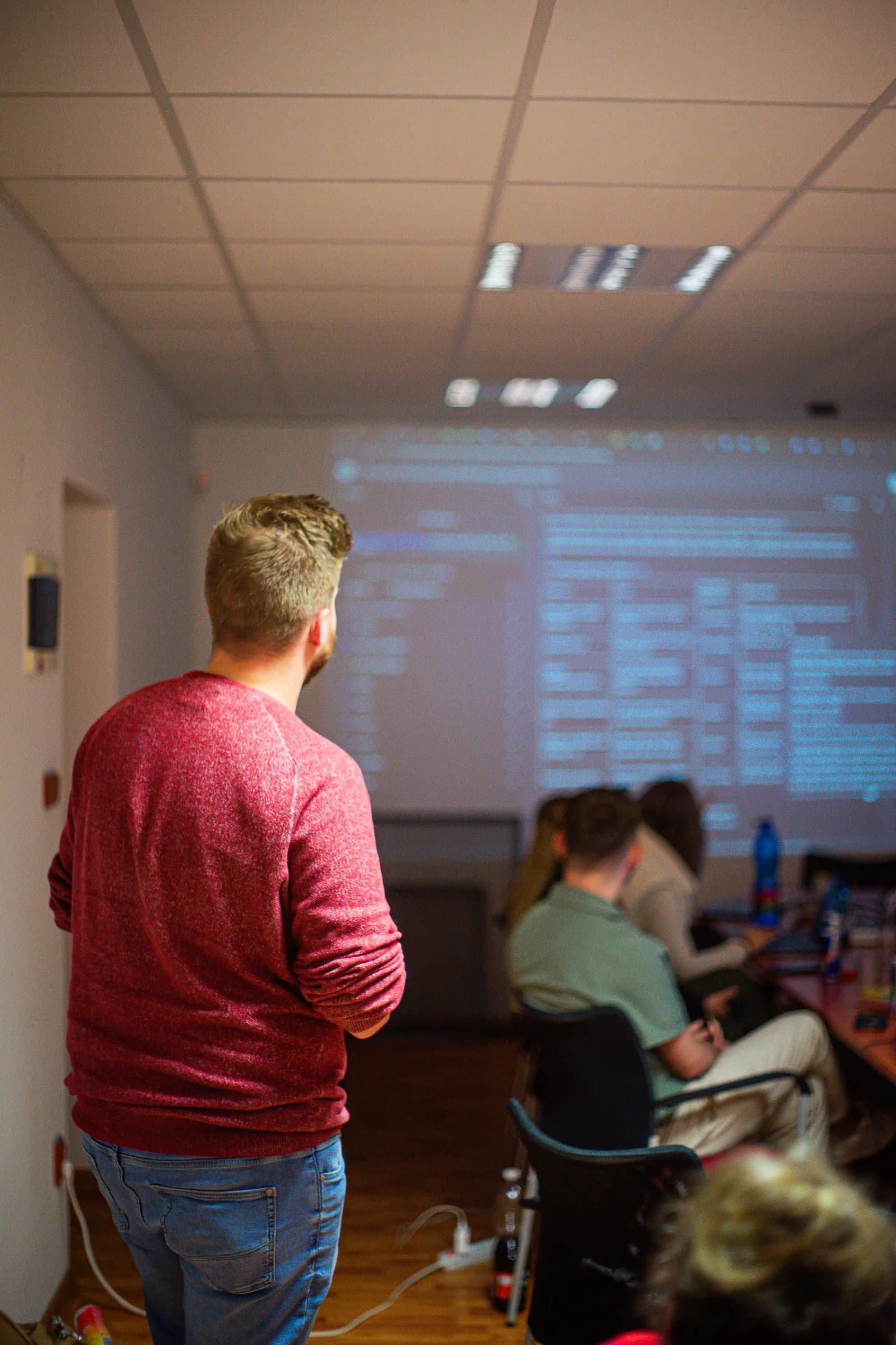 Skupinová konzultace u počítače na AI workshopu
