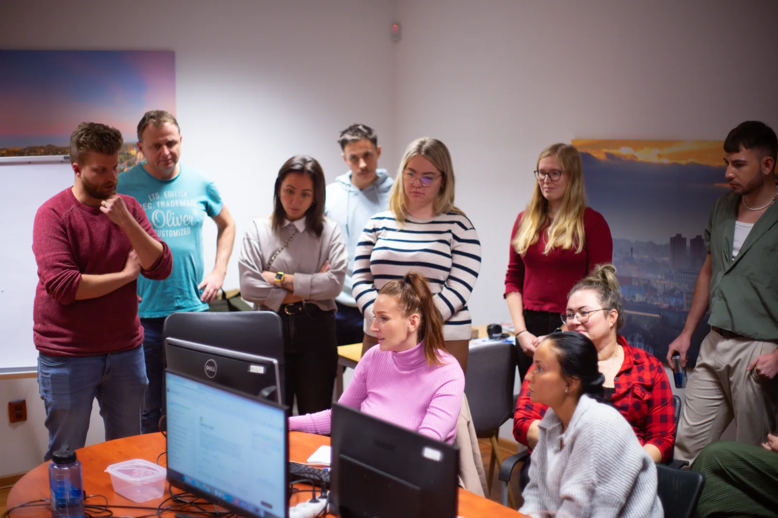Účastníci společně řeší úkol na monitoru
